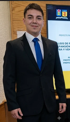Gonzalo Peña Babarovich presentando su proyecto de título